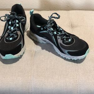 Women's tennis shoes